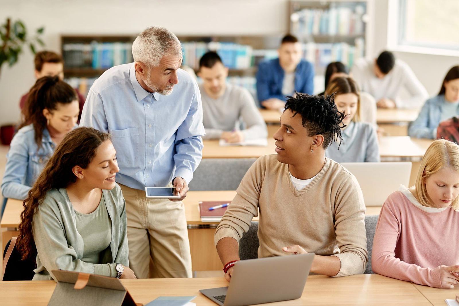 A trainer presenting to a room of learners